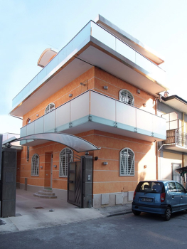 picture of Flats / Apartments and Multi-unit Residential Buildings 
